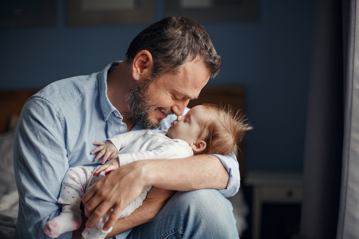 Un padre cuidando a su hijo