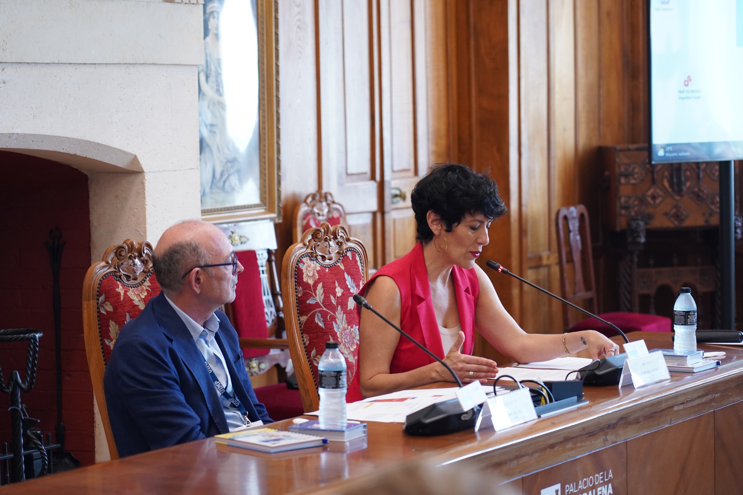 La ministra Elma Saiz clausura la última jornada del seminario 