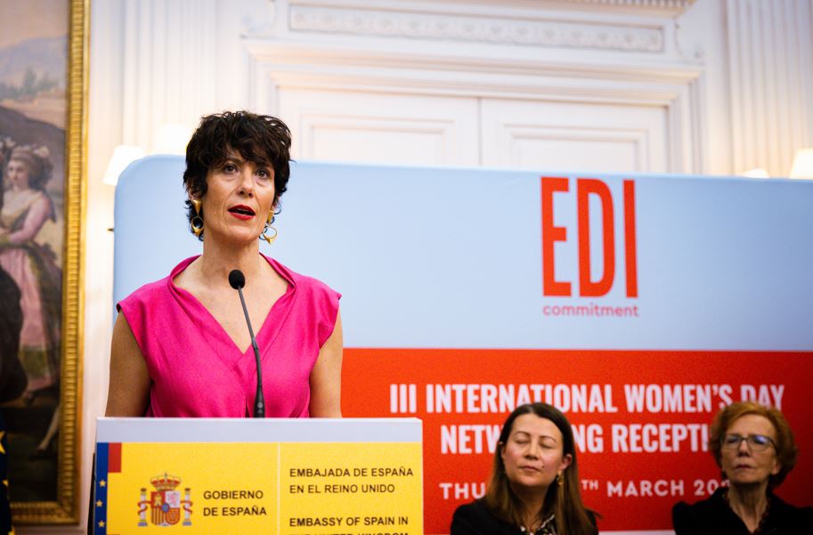 La ministra, Elma Saiz, clausurando la recepción en la embajada española en Londres con motivo del Día Internacional de la Mujer