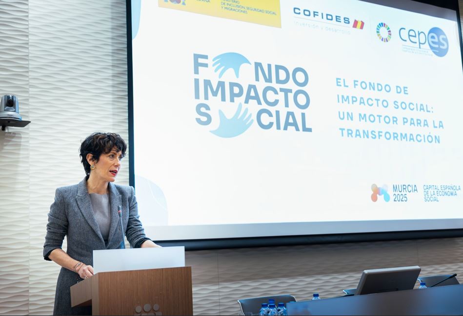 La ministra, Elma Saiz, durante el acto de presentación del Fondo de Impacto Social (FIS) en Murcia