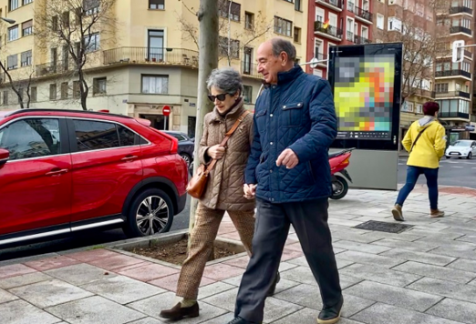 Pareja de personas mayores caminando por la calle